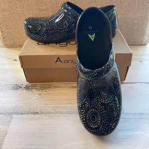 COPY - NIB Anywears clogs